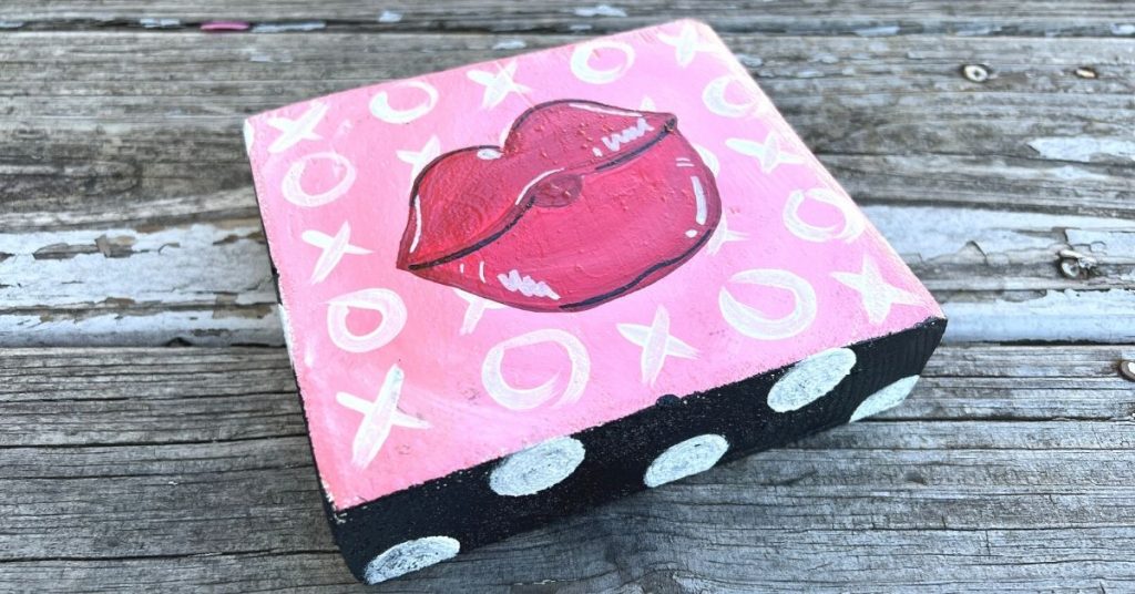 wood block sign with lips and polka dots