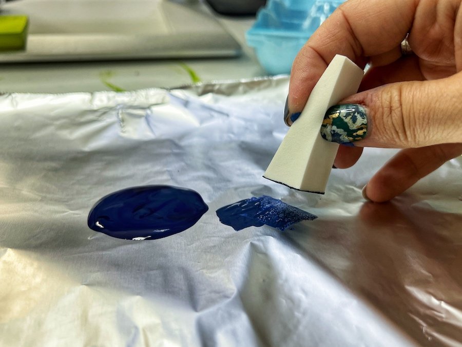 using aluminum foil as a paint palette with a makeup sponge